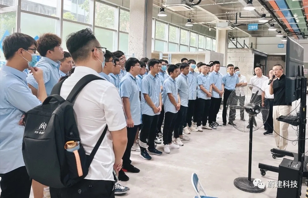 中国二十二冶集团相关领导及2022年新员工一行来蔚建科技感受建筑机器人新元素