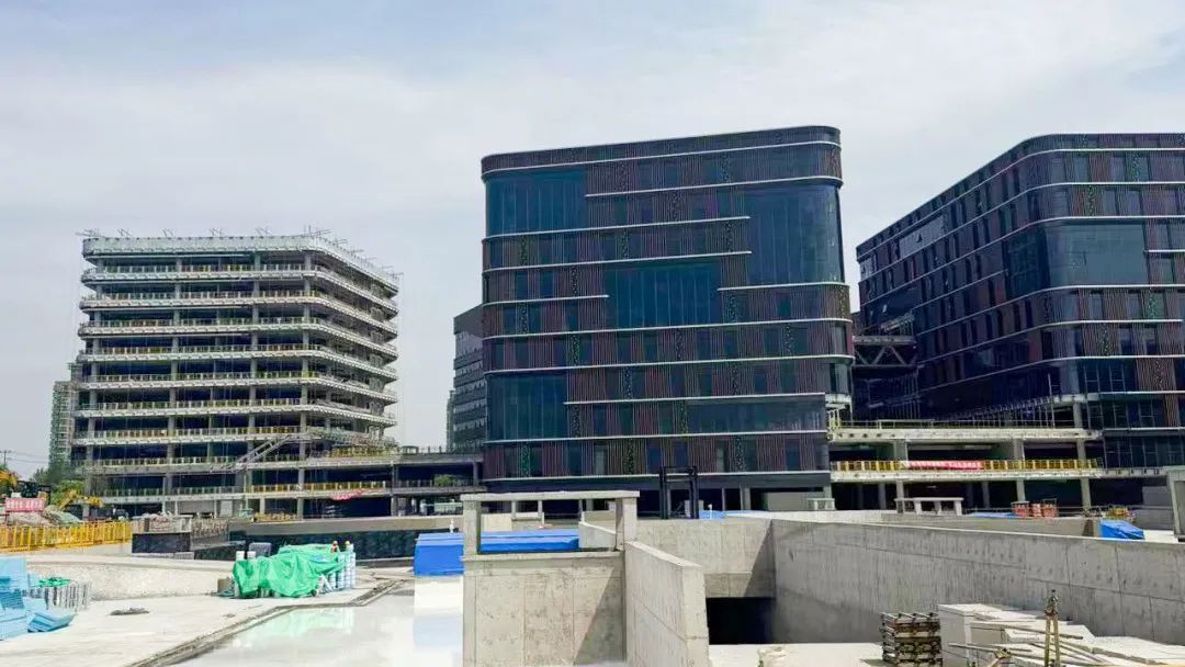 蔚建机器人 “尖兵” 集结，上海建工一建集团力推“内墙粉刷系列机器人”的规模化应用