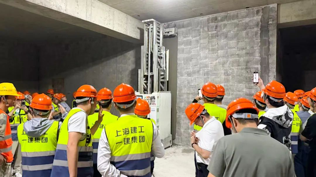 蔚建机器人 “尖兵” 集结，上海建工一建集团力推“内墙粉刷系列机器人”的规模化应用