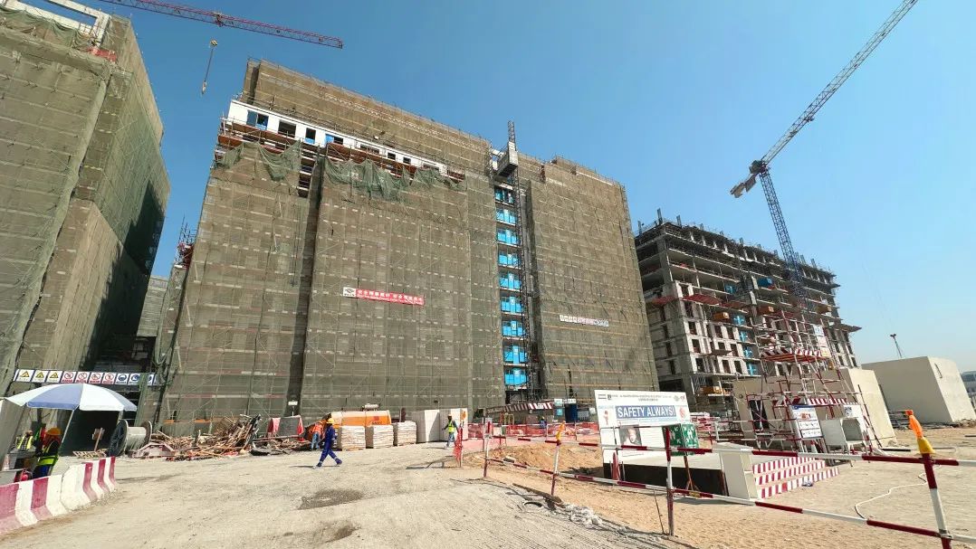 50℃高温的沙漠地带，蔚建抹灰机器人在阿联酋“抹”出完美墙面