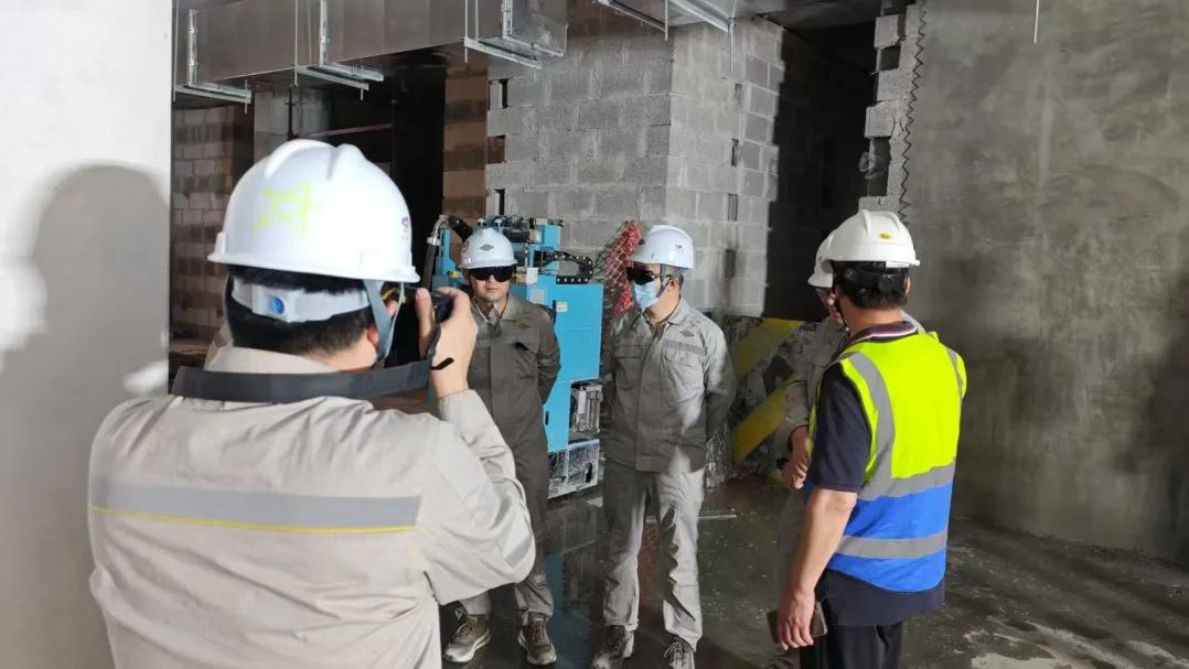 50℃高温的沙漠地带，蔚建抹灰机器人在阿联酋“抹”出完美墙面