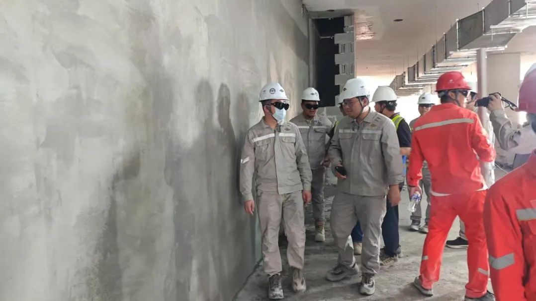 50℃高温的沙漠地带，蔚建抹灰机器人在阿联酋“抹”出完美墙面