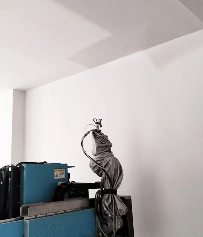 狭小空间里精准作业 蔚建喷涂机器人圆满完成智鑫慧谷人才公寓项目