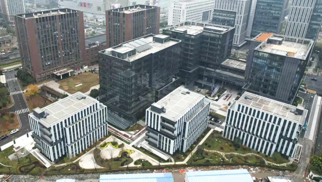 狭小空间里精准作业 蔚建喷涂机器人圆满完成南京智鑫慧谷人才公寓项目