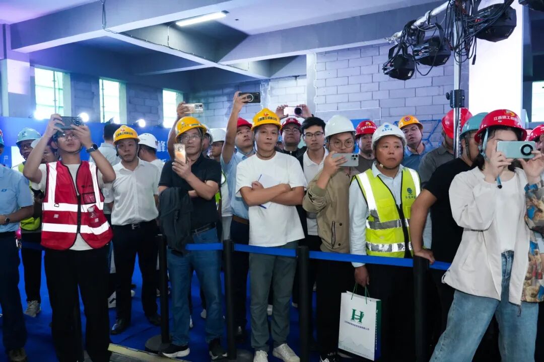 抹灰人机对决：江西建工“蔚建机器人&匠心手艺人技能大赛”在南京举行