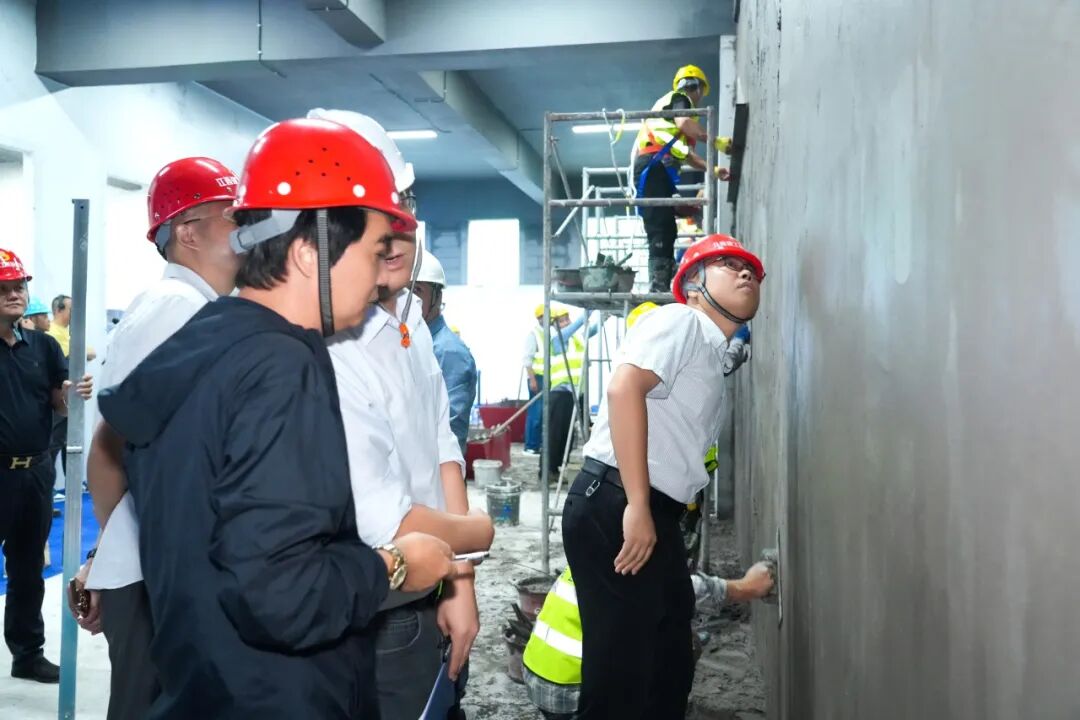 抹灰人机对决：江西建工“蔚建机器人&匠心手艺人技能大赛”在南京举行