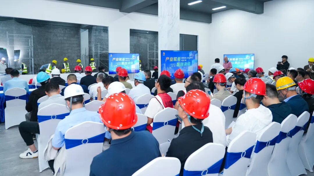 抹灰人机对决：江西建工“蔚建机器人&匠心手艺人技能大赛”在南京举行
