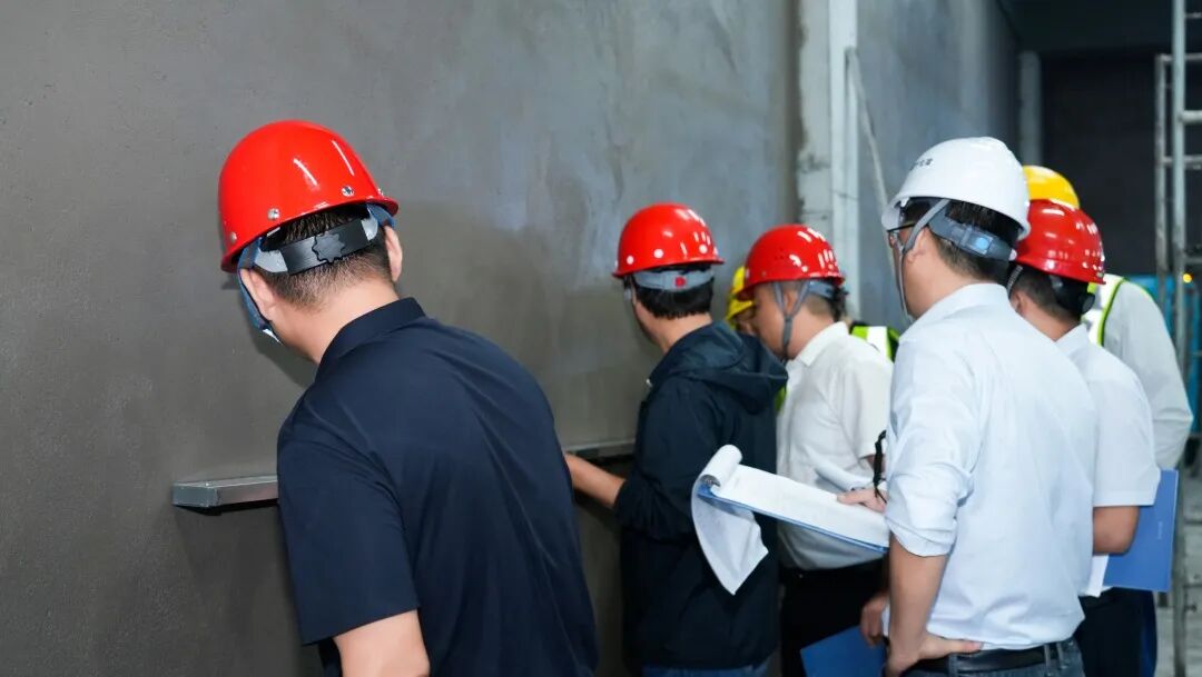 抹灰人机对决：江西建工“蔚建机器人&匠心手艺人技能大赛”在南京举行