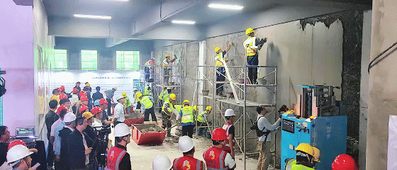 抹灰人机对决：江西建工“蔚建机器人&匠心手艺人技能大赛”在南京举行