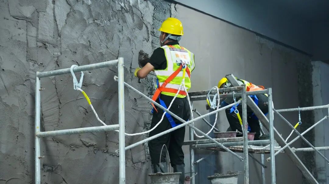 抹灰人机对决：江西建工“蔚建机器人&匠心手艺人技能大赛”在南京举行