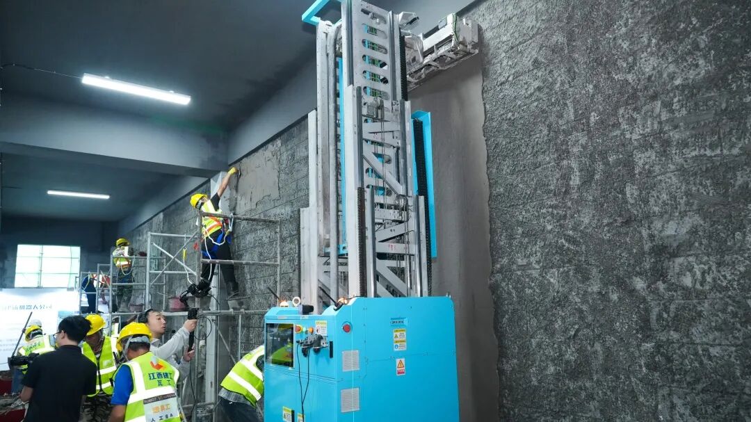 抹灰人机对决：江西建工“蔚建机器人&匠心手艺人技能大赛”在南京举行