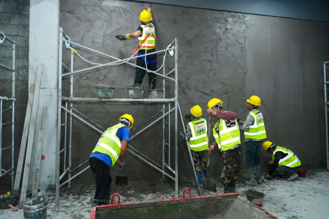 抹灰人机对决：江西建工“蔚建机器人&匠心手艺人技能大赛”在南京举行