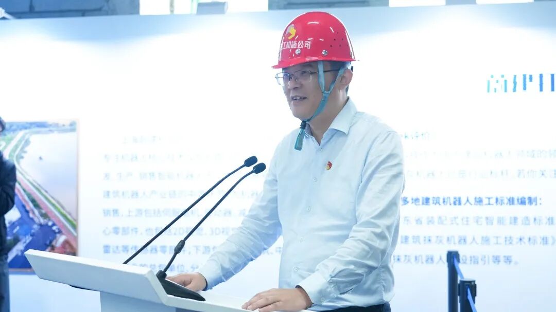 抹灰人机对决：江西建工“蔚建机器人&匠心手艺人技能大赛”在南京举行