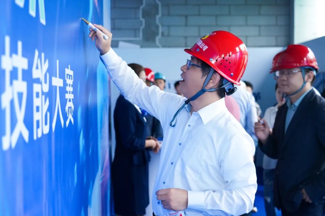 抹灰人机对决：江西建工“蔚建机器人&匠心手艺人技能大赛”在南京举行