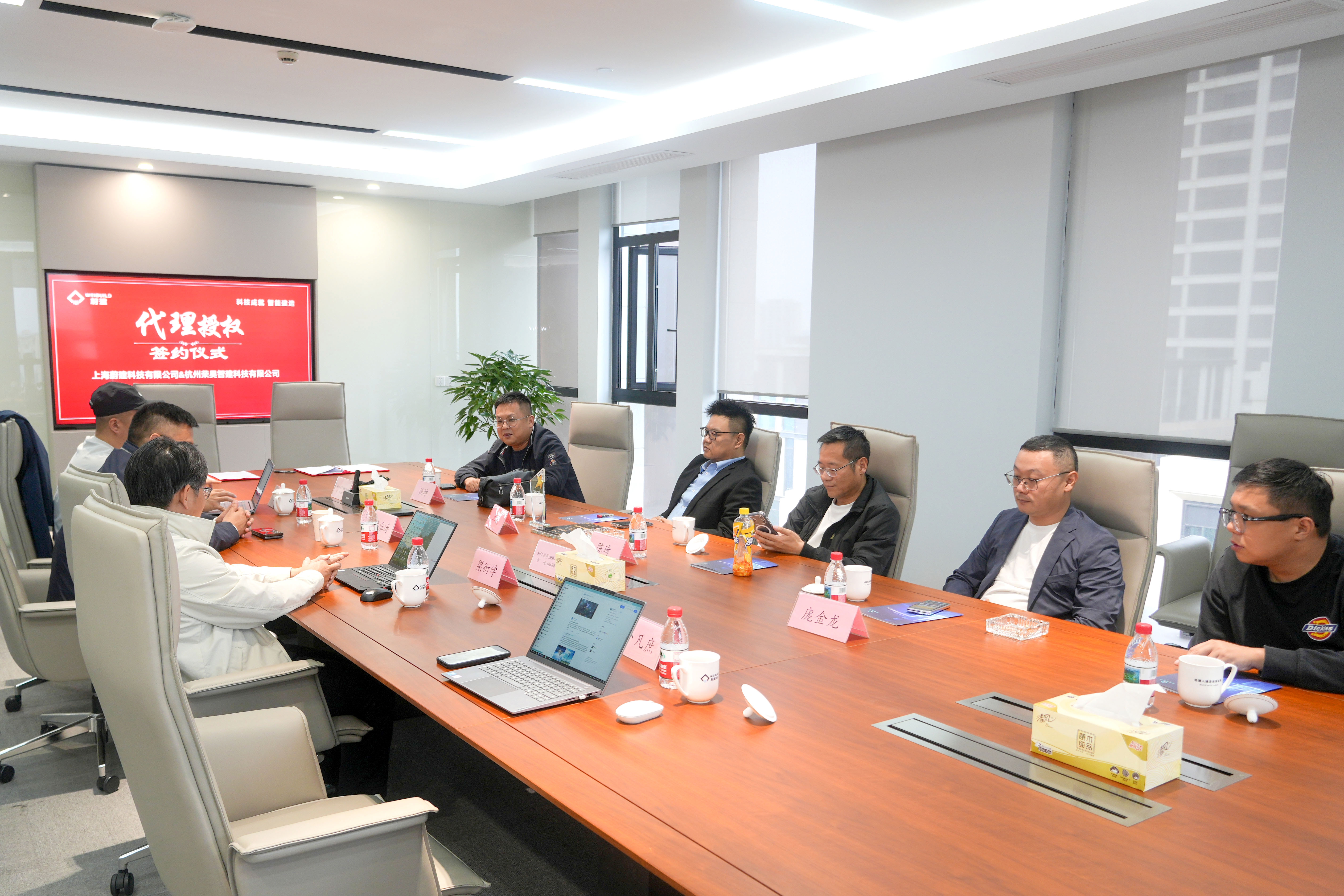 Weijian Technologys construction robots join hands with Hangzhou Ronghao to jointly expand the intelligent construction market in Zhejiang!(图3)