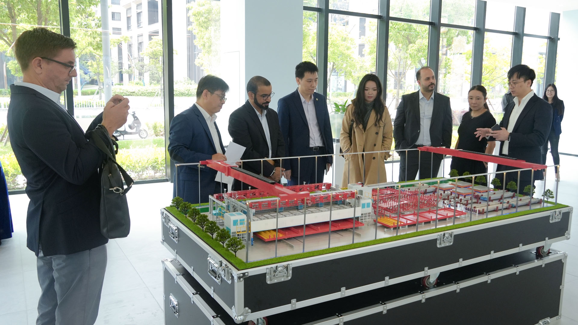 "Welcome to the Modon Holding UAE delegation visiting Shanghai Weijian Technology, jointly exploring new opportunities for regional cooperation in construction robotics!"(图2) "Welcome to the Modon Holding UAE delegation visiting Shanghai Weijian Technology, jointly exploring new opportunities for regional cooperation in construction robotics!"(图2)