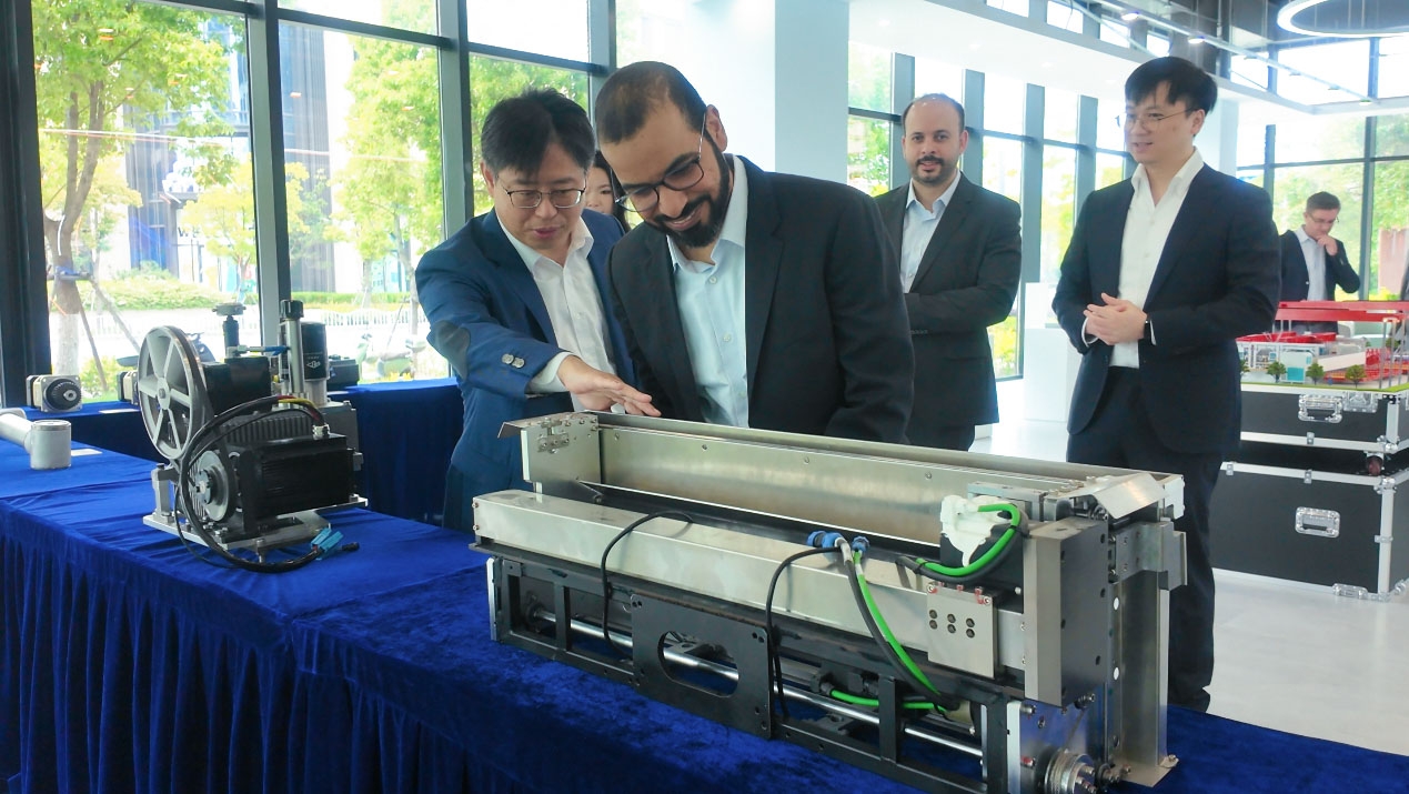 "Welcome to the Modon Holding UAE delegation visiting Shanghai Weijian Technology, jointly exploring new opportunities for regional cooperation in construction robotics!"(图4) "Welcome to the Modon Holding UAE delegation visiting Shanghai Weijian Technology, jointly exploring new opportunities for regional cooperation in construction robotics!"(图4)